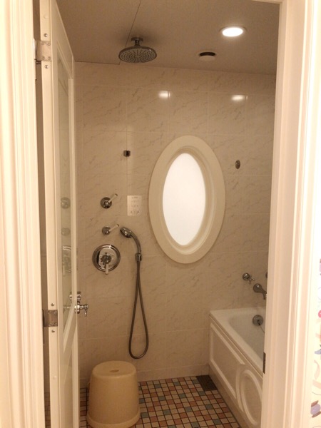 東京ディズニーランドホテルのお風呂はセパレートタイプでレインシャワー付き 大人がゆっくり足を伸ばせるバスタブです やさしい内科医のカルテ